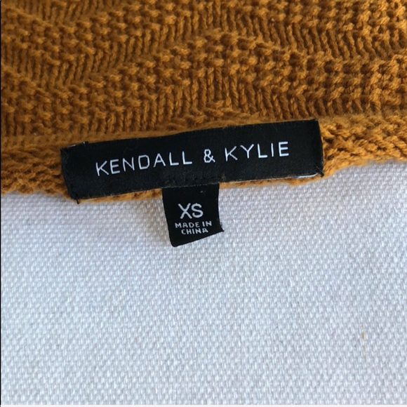 Kendall and Kylie V-neck Top Cute - Picture 5 of 5